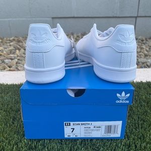 Women’s size 7 Stan Smith J Adidas